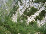 Chemin muletier taillé dans la roche