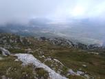 La vue se dégage sur Kamešnica : vue sur le poljé de Livno