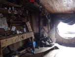 Cabane de surfeurs, en matériaux de récup locaux