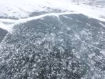 Il y a de drôles de Colonnes de bulles d'air prises dans la glace
