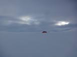 C'est beau une tente rouge dans tout ce blanc
