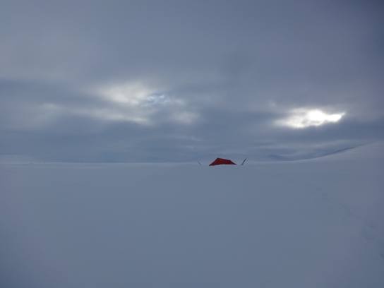 C'est beau une tente rouge dans tout ce blanc